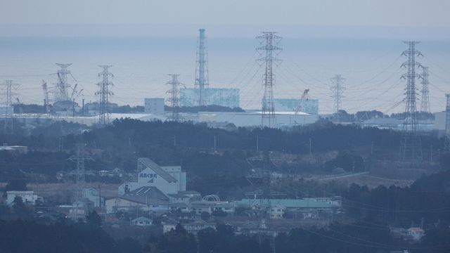 la-centrale-nucleaire-fukushima-daiichi-a-l-arriere-plan-vue-depuis-la-ville-de-tomioka-au-japon-le-11-mars-2016_5562599
